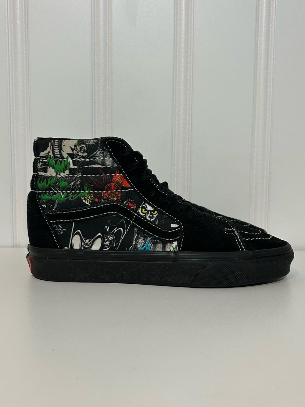 Vans sk8 hi Disney villainBlack High-Top Suede Skate Shoe with Colorful Graphic